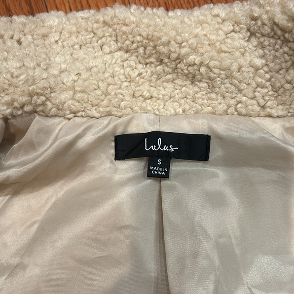 Lulus women’s coat size small. - Picture 3 of 8